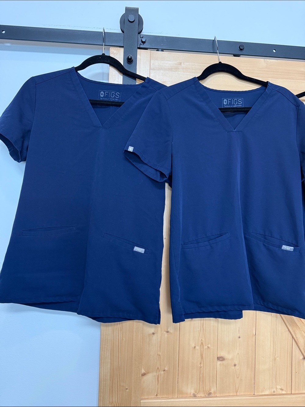 Figs Navy Blue S Scrub Tops & L Pants Set - Picture 3 of 5